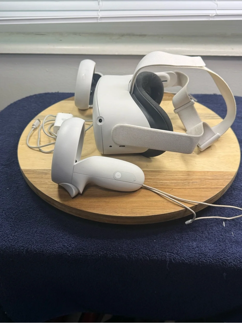 Quest 2 White VR Headset with Controllers (Tested)